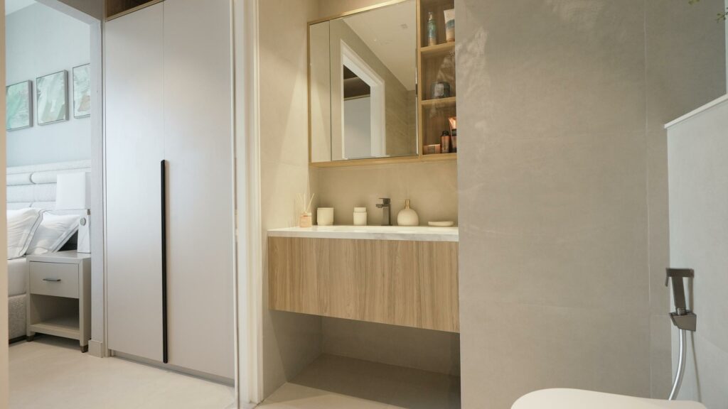 En suite Bathroom_ Walk-in Closet